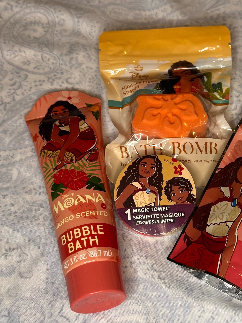 Disney Moana Bath Set — 2 bath bombs, bubble bath & magic expanding washcloth - Picture 2 of 3